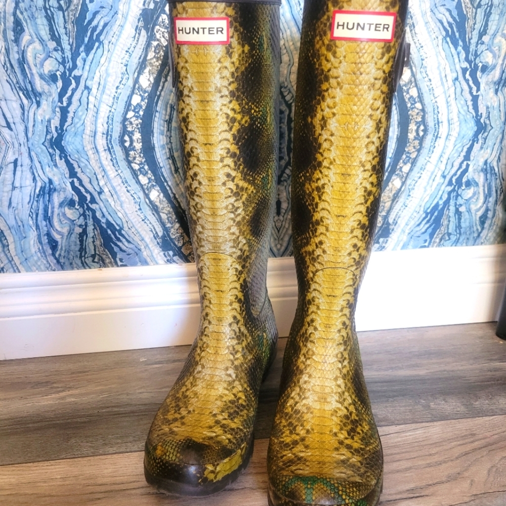 Hunter snakeskin rain boots 7 green yellow